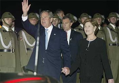 George W. Bush y su esposa, Laura, a su llegada, anoche al aeropuerto de Cracovia (Polonia).