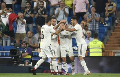 Dani Carvajal, celebrae el primer gol del partido con algunos compañeros.