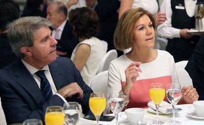 Angel Garrido junto a María Dolores de Cospedal durante desayuno informativo del Forum Europa en Madrid. 