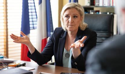 Marine Le Pen, durante la entrevista, en su despacho.