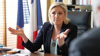 Marine Le Pen durante a entrevista realizada terça-feira em seu escritório.