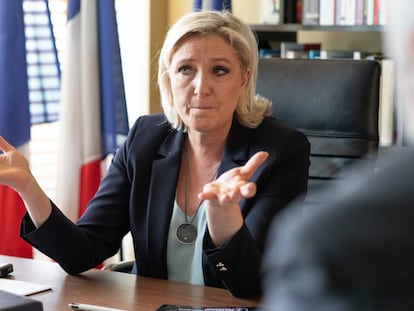 Marine Le Pen, durante la entrevista, en su despacho.