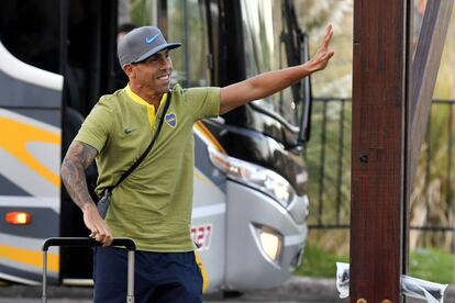 Carlos Tevez saluda de lejos a los hinchas al llegar a Mendoza.