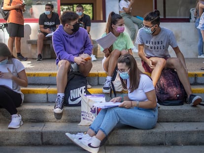 Varios estudiantes antes del inicio de la Prueba de Evaluación de Bachillerato para el Acceso y la Admisión (PEvAU) en la Universidad de Sevilla, en su convocatoria extraordinaria de julio.
FOTO: PACO PUENTES/EL PAIS