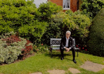 El escritor británico Ken Follett, en el jardín de su casa, en Knebworth, a algo más de media hora al norte de Londres.