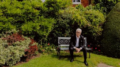 El escritor británico Ken Follett, en el jardín de su casa, en Knebworth, a algo más de media hora al norte de Londres.