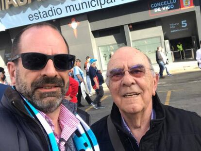 Santiago Montenegro junto a su hijo Santiago en el estadio Abanca Balaídos en la previa de un partido entre el RC Celta y el Rayo Vallecano en 2019.