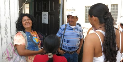 Berta Cáceres, a la izquierda, junto a Pedro Canales de la ADEPZA, Asociación para el Desarrollo de la Península de Zacate Grande.