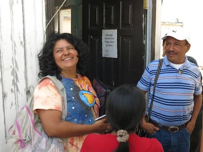 Berta Cáceres, a la izquierda, junto a Pedro Canales de la ADEPZA, Asociación para el Desarrollo de la Península de Zacate Grande.