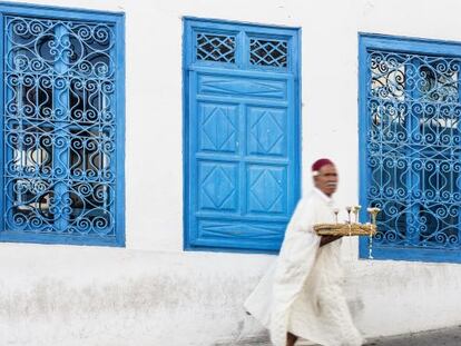 Fachada blanca y la t&iacute;pica pintura azul de la localidad tunecina de Sidi Bou Said. 