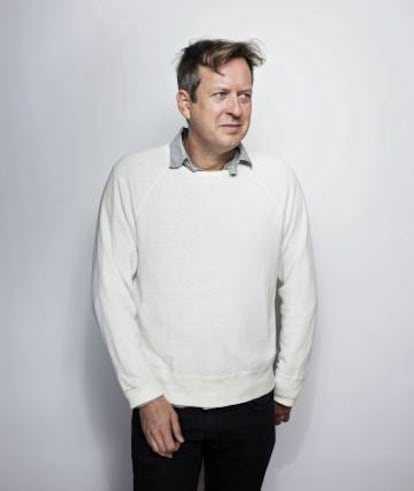 Doug Aitken es uno de esos artistas modernos de los que nadie puede esperar que pose con unos pinceles o con manchas de pintura en la ropa.