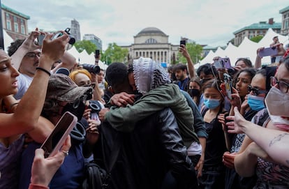 Concentración a las puertas de la biblioteca Butler en la universidad de Columbia en Nueva York