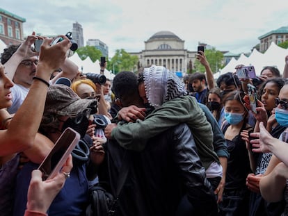 Concentración a las puertas de la biblioteca Butler en la universidad de Columbia en Nueva York