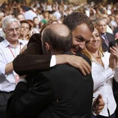 Zapatero y Rubalcaba se abrazan