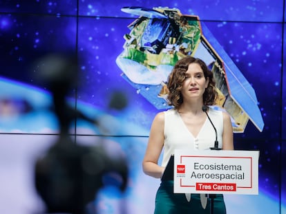 La presidenta de la Comunidad de Madrid, Isabel Díaz Ayuso, en una empresa de satélites este martes.