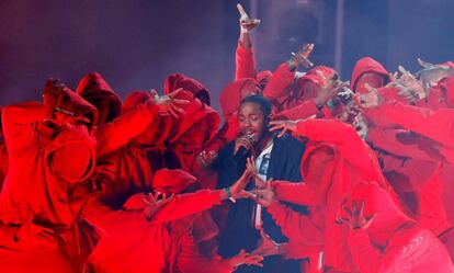 Cerca estuvo Kendrick Lamar, que logró 5 de 7 candidaturas. 'HUMBLE' ganó los principales premios de rap: canción, actuación individual y vídeo musical; mientras que 'LOYALTY.', que interpreta con Rihanna, ganó la mejor actuación cantada de rap. Ambos temas pertenecen al álbum 'DAMN.', vencedor en la categoría de rap. En la fotografía, Kendrick Lamar actúa en los premios.