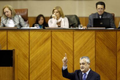Griñán comparece ayer en la sesión de control al Gobierno en el Parlamento andaluz.