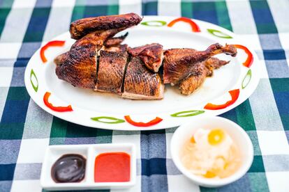 Pato asado peruano-oriental con nabo encurtido.