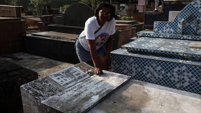 Rosângela, filha de Garrincha, ao lado do túmulo