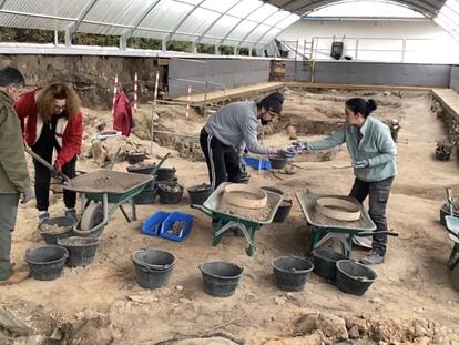 Arqueólogos trabajando en la última campaña de excavaciones de Pintia.