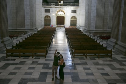 Turistas en la nave central de la basílica del Monasterio.