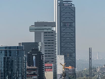 Vista de la Torre Bancomer, del BBVA, en la Ciudad de México, en noviembre de 2020.