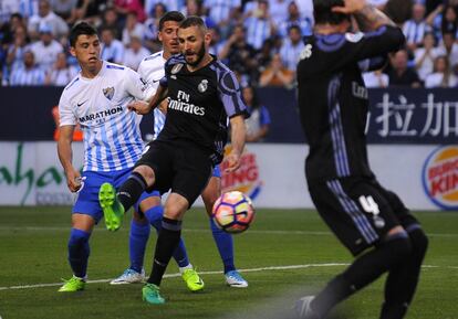 Karim Benzema marca el segundo del partido ante el Málaga.