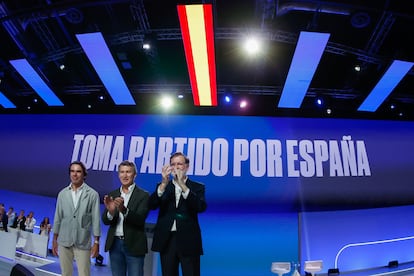 El líder del PP, Alberto Núñez Feijóo (en el centro), junto a sus antecesores en el cargo y ex presidentes del Gobierno, José María Aznar (izquierda) y Mariano Rajoy.