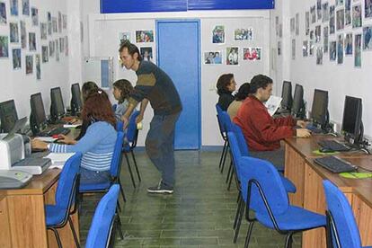 Aula de informática con pantallas planas, recién inaugurada, de la Asociación Fontarrón (Vallecas).