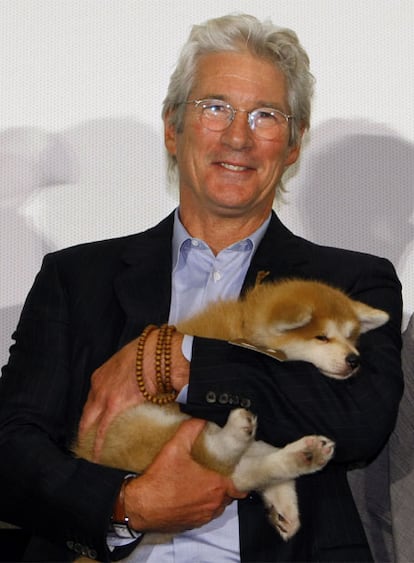 El actor estadounidense Richard Gere es el protagonista de la última aproximación cinematográfica a la leyenda japonesa de Hachiko, un perro leal que muere en una estación de trenes mientras espera a su dueño. "Pero 'Hachi' -la película- refleja más la historia del perro que la mía", ha dicho Gere en Tokyo. "En este filme me he colocado en segudo plano", ha asegurado el actor, de 59 años, a la prensa japonesa. El estreno de la película en Japón está previsto para agosto. (Texto: AP)