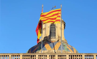 La se&ntilde;era y la bandera de Espa&ntilde;a ondean en el Palau de la Generalitat.