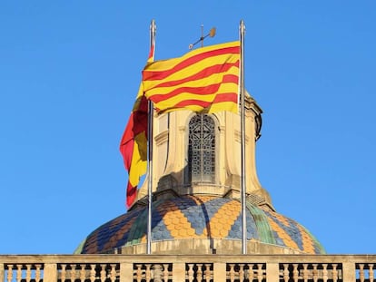 La se&ntilde;era y la bandera de Espa&ntilde;a ondean en el Palau de la Generalitat.