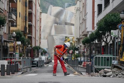 Un operario trabaja en la obra de una calle cerca del Museo Guggenheim.