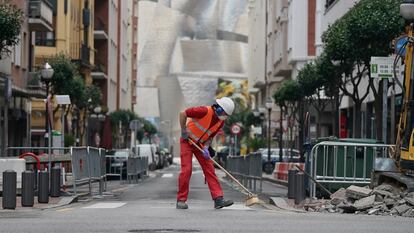 Un operario trabaja en la obra de una calle cerca del Museo Guggenheim.
