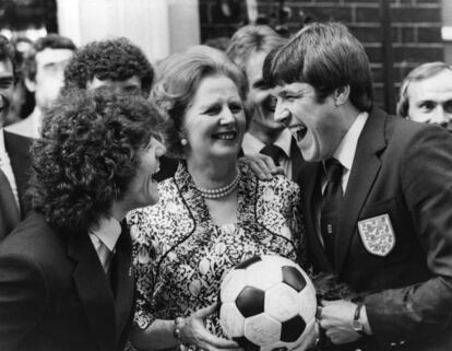 Emlyn Hughes y Kevin Keegan, miembros de la selección inglesa de fútbo,l junto a Margaret Thatcher en el exterior del número 10 Downing Street en 1980.
