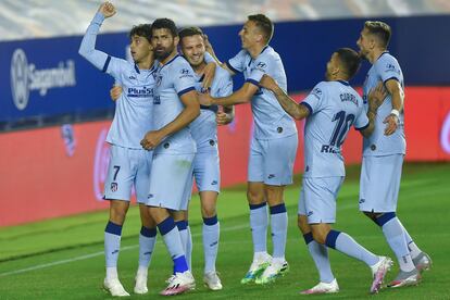 Los jugadores del Atlético felicitan a João Félix tras marcar su segundo gol a Osasuna en El Sadar.