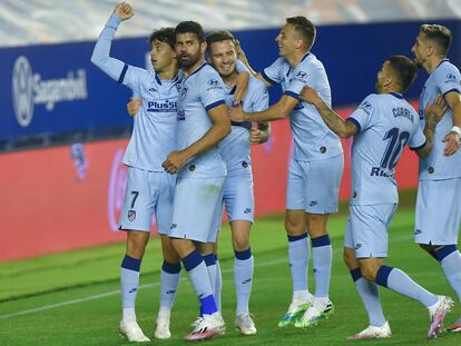 Los jugadores del Atlético felicitan a João Félix tras marcar su segundo gol a Osasuna en El Sadar.