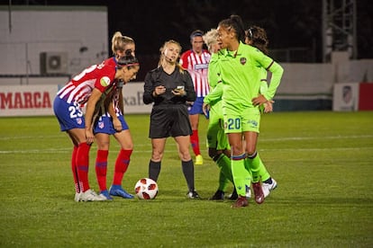 A árbitra da partida entre Atlético de Madri e Levante mostra cartão amarelo a uma jogadora da equipe valenciana