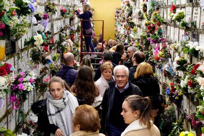 Familiares visitan el cementerio de Derio, en Bilbao.