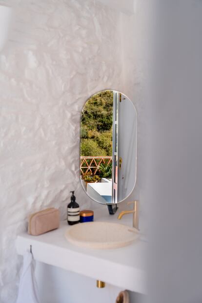 Los campos de aguacates y las viñas que rodean El Borge se cuelan en la casa a través del espejo del baño.