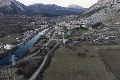 El pasado octubre fue dinamitada la torre de la central térmica de Velilla del río Carrión, que se alzó imponente durante años. Ahora el principal atractivo de la conocida como Montaña Palentina se encuentra en el turismo rural en torno al montañismo o a un parque temático en torno al Ratoncito Pérez que está atrayendo a colegios y familias con niños a conocer el lugar. Estos factores, lamentan en la zona, no suplen las carencias laborales de unos pueblos que en su día cabalgaron el éxito de la industria.