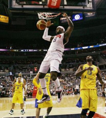 LeBron James tras meter una canasta en el partido amistoso contra Brasil.