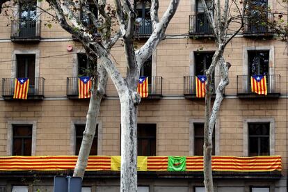 Banderas catalanas e independentistas cuelgan de los balcones de un edificio de Barcelona.