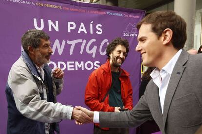 Albert Rivera saluda a unos militantes de Podemos durante su paseo por el centro de Guadalajara. 