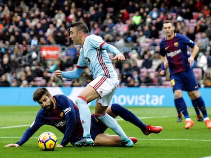 Piqu&eacute; y Aspas pelean por el bal&oacute;n ante la mirada de Vermaelen. 