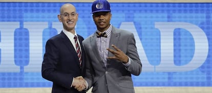 Fultz, con Adam Silver, tras ser elegido número uno.