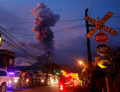 Vista del volcán Mayon desde la ciudad de Daraga (Filipinas).