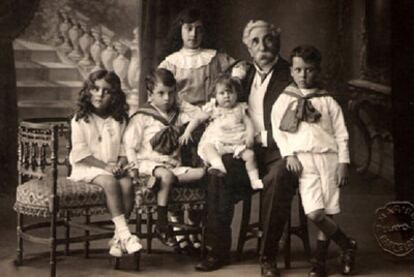 Tiberio Ávila, en una fotografía con sus cinco hijos.