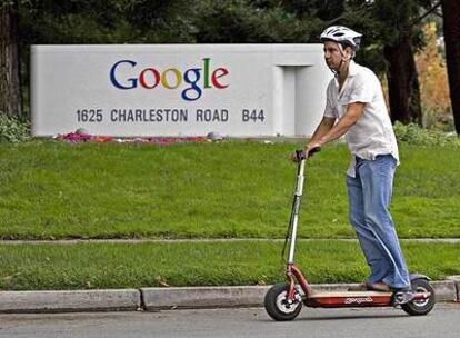 Un hombre se desplaza en patinete por la sede central de Google en California