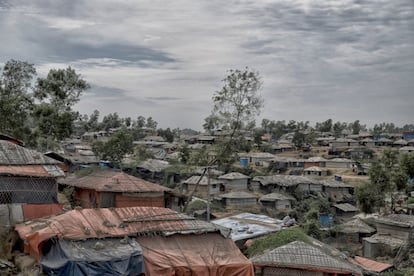 La tala de árboles es una de las consecuencias más visibles de esta mala gestión. Se calcula que desde agosto de 2017 el número de árboles que se han cortado supera ya los dos millones. Imagen interna del campo de refugiados rohingya de Kutupalong-Balukhali. En la actualidad, es el mayor campo de refugiados del mundo, además de la zona más densamente poblada del mundo.